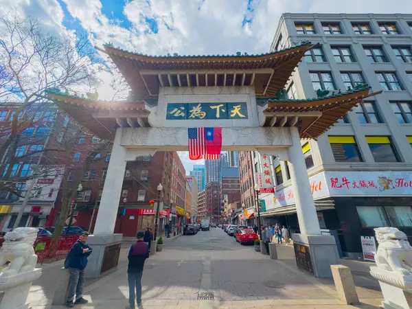 Chinatown Gateway Paifang Mit Der Nationalflagge Und Der Flagge Der Stockbild