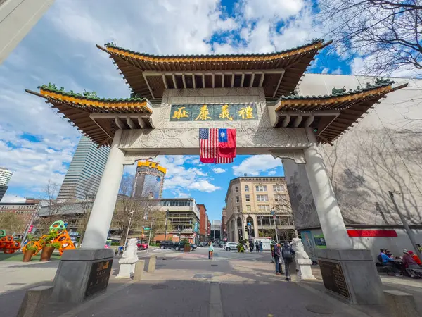 Chinatown Gateway Paifang Mit Der Nationalflagge Und Der Flagge Der lizenzfreie Stockbilder