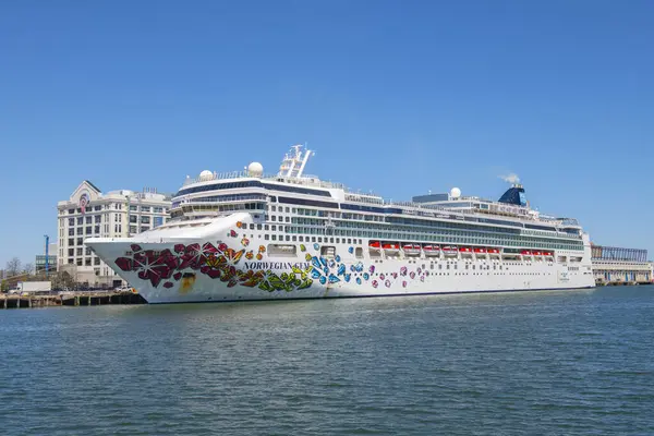 Norwegian Gem Von Norwegian Cruise Line Liegt Kreuzfahrthafen Boston Seaport Stockfoto