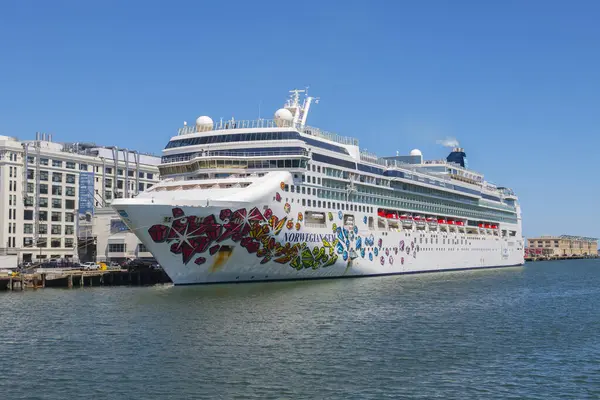 Norwegian Gem Von Norwegian Cruise Line Liegt Kreuzfahrthafen Boston Seaport lizenzfreie Stockfotos