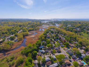 Saugus Nehri Marsh nehir ağzının yanındaki tarihi şehir merkezi Saugus, Massachusetts MA, ABD 'de Atlantik Okyanusu' na yakın.. 
