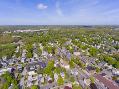 Saugus tarihi şehir merkezinin ilkbaharda ana caddedeki hava manzarası, Central Street, Saugus, Massachusetts MA, ABD 'deki anıt meydanı ve belediye binası da dahil olmak üzere.. 