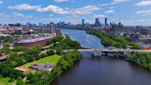 波士顿大学大桥横跨查尔斯河空中景观 剑桥在左边 波士顿后海湾在右边 波士顿 马萨诸塞州 — 图库视频影像