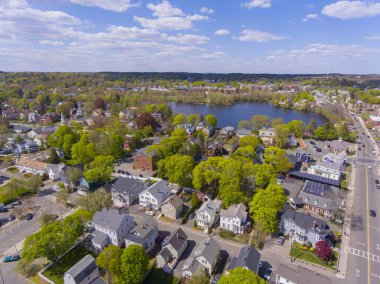 Tarihsel ticari binalar ana caddede hava manzaralı Ell Pond tarihi şehir merkezi Melrose, Massachusetts MA, ABD 'de.. 