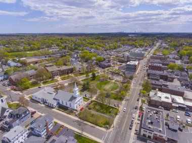 Stoneham, Middlesex County, Massachusetts MA, ABD 'deki Town Common' da ilk Cemaat Kilisesi ve Belediye Binası hava manzarası. 