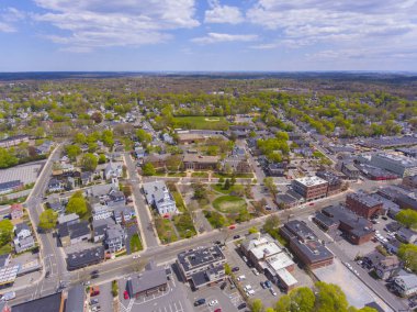 Stoneham, Middlesex County, Massachusetts MA, ABD 'deki Town Common' da ilk Cemaat Kilisesi ve Belediye Binası hava manzarası. 