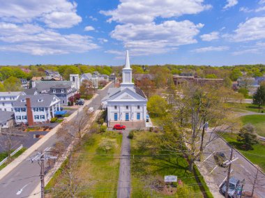 Stoneham, Middlesex County, Massachusetts MA, ABD 'deki tarihi kasaba merkezinde 1 Kilise Sokağı' ndaki ilk Cemaat Kilisesi hava manzarası.. 