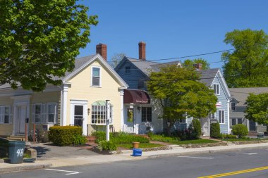 ABD 'nin Massachusetts MA eyaletinin tarihi Topsfield kentindeki ana caddedeki tarihi ticari binalar..  