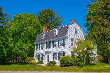Boxford, Massachusetts MA, ABD 'nin tarihi şehir merkezi Boxford' da 1 Middleton Yolu 'ndaki tarihi Hollanda Koloni tarzı konut binası.. 