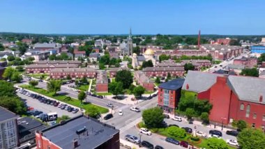 St. Patrick Katolik Kilisesi ve Kutsal Üçlemeci Kilisesi batı kanalı ile tarihi şehir merkezi Lowell, Massachusetts MA 'da yer alan Acre bölgesinde hava manzarası. 