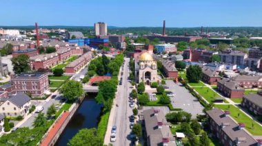 St. Patrick Katolik Kilisesi ve Kutsal Üçlemeci Kilisesi batı kanalı ile tarihi şehir merkezi Lowell, Massachusetts MA 'da yer alan Acre bölgesinde hava manzarası. 