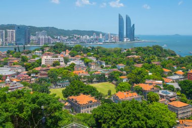 Günışığı Kayası 'ndan (Lit-kong-giam, Riguangyan) Gulangyu tarihi hava manzarası, arka planda Xiamen Shimao Cross-Strait Plaza, Fujian, Çin. Gulangyu bir Dünya Mirası Sitesi..