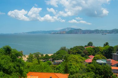 Zhangzhou şehri, Xiamen, Fujian, Çin, Zhangzhou ile birlikte Sunlight Rock Dağı 'ndan (Lit-kong-giam, Riguangyan) Gulangyu veya Kulangsu tarihi hava manzarası. Gulangyu UNESCO 'nun Dünya Mirası Bölgesi.