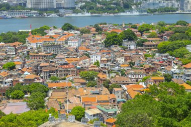 Gulangyu ya da Kulangsu tarihi hava manzarası Mount Sunlight Rock (Lit-kong-giam, Riguangyan), Siming District, Xiamen City, Fujian Eyaleti, Çin. Gulangyu UNESCO 'nun Dünya Mirası Bölgesi.