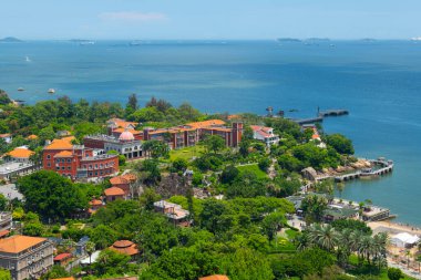Shuzhuan ve Sunlight Rock Dağı 'ndan (Lit-kong-giam, Riguangyan) Qinyuan Bahçesi, Xiamen, Fujian Eyaleti, Çin. Gulangyu UNESCO 'nun Dünya Mirası Bölgesi.