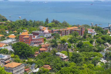 Shuzhuan ve Sunlight Rock Dağı 'ndan (Lit-kong-giam, Riguangyan) Qinyuan Bahçesi, Xiamen, Fujian Eyaleti, Çin. Gulangyu UNESCO 'nun Dünya Mirası Bölgesi.