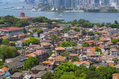 Gulangyu ya da Kulangsu tarihi hava manzarası Sunlight Rock Dağı 'ndan (Lit-kong-giam, Riguangyan) Sekiz Trigram Kulesi, Xiamen, Fujian, Çin. Gulangyu bir Dünya Mirası Sitesi.. 