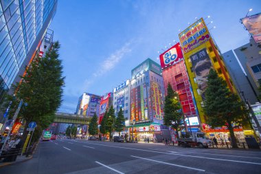 Akihabara Elektrik Kasabası, Japonya 'nın Chiyoda semtindeki Chuo-dori Bulvarı' nda gün batımında.. 