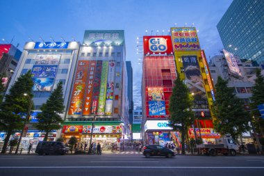Akihabara Elektrik Kasabası, Japonya 'nın Chiyoda semtindeki Chuo-dori Bulvarı' nda gün batımında.. 
