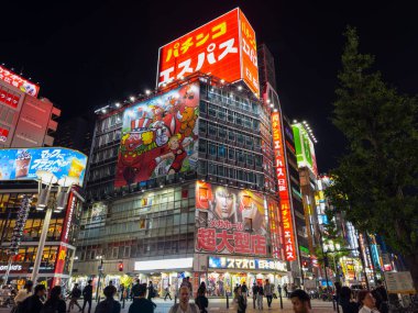 Kabukicho, Shinjuku, Tokyo, Japonya 'daki Seibu Shinjuku İstasyonu Meydanı' nda geceleri neon ışığı olan modern bir alışveriş merkezi.. 