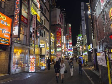 Gece vakti Shinjuku, Tokyo, Japonya 'daki Kabukicho Ichiban Gai Caddesi' nde dükkanlar ve restoranlar.. 
