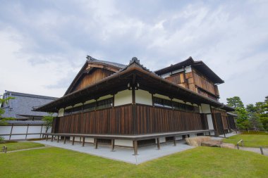 Honmaru, Nijo Kalesi 'ni ele geçirdi. Nijo Kalesi, Japonya 'nın Kyoto şehrinde bir düzlük kale. Nijo Kalesi, UNESCO 'nun Dünya Mirası Alanı Antik Kyoto Tarihi Anıtlarına ait.. 