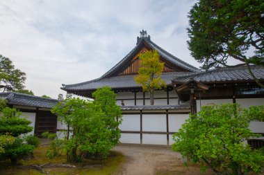 Honmaru, Nijo Kalesi 'ni ele geçirdi. Nijo Kalesi, Japonya 'nın Kyoto şehrinde bir düzlük kale. Nijo Kalesi, UNESCO 'nun Dünya Mirası Alanı Antik Kyoto Tarihi Anıtlarına ait.. 