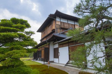 Honmaru, Nijo Kalesi 'ni ele geçirdi. Nijo Kalesi, Japonya 'nın Kyoto şehrinde bir düzlük kale. Nijo Kalesi, UNESCO 'nun Dünya Mirası Alanı Antik Kyoto Tarihi Anıtlarına ait.. 