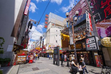 Dotonbori Caddesi 'ndeki modern ticari mağazalar ve restoranlar Namba Bölgesi, Chuo Bölgesi, Osaka, Japonya. 