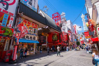 Dotonbori Caddesi 'ndeki modern ticari mağazalar ve restoranlar Namba Bölgesi, Chuo Bölgesi, Osaka, Japonya. 