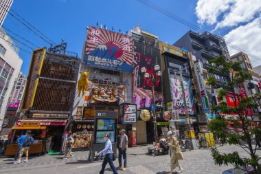 Dotonbori Caddesi 'ndeki modern ticari mağazalar ve restoranlar Namba Bölgesi, Chuo Bölgesi, Osaka, Japonya. 