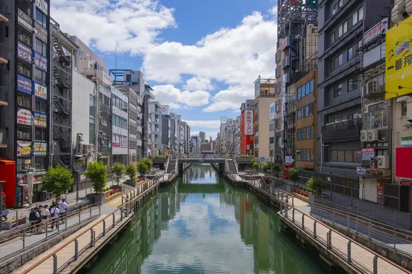 Japonya 'nın Osaka kentindeki Namba Bölgesi, Chuo Bölgesi' ndeki Dotonbori Kanalı 'ndaki modern ticari mağazalar ve restoranlar. 