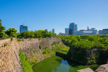 Osaka Kalesi iç hendek ve iç duvar. Osaka Kalesi, Japonya 'nın Osaka kentinde, Chuo bölgesinde bulunan bir Japon kalesidir. Japonya 'nın en ünlü kalelerinden biridir.. 