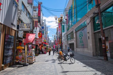 Dotonbori Caddesi 'ndeki modern ticari mağazalar ve restoranlar Namba Bölgesi, Chuo Bölgesi, Osaka, Japonya. 