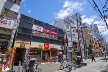 Dotonbori Caddesi 'ndeki modern ticari mağazalar ve restoranlar Namba Bölgesi, Chuo Bölgesi, Osaka, Japonya. 