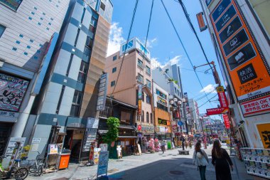 Dotonbori Caddesi 'ndeki modern ticari mağazalar ve restoranlar Namba Bölgesi, Chuo Bölgesi, Osaka, Japonya. 