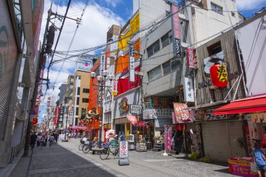 Dotonbori Caddesi 'ndeki modern ticari mağazalar ve restoranlar Namba Bölgesi, Chuo Bölgesi, Osaka, Japonya. 