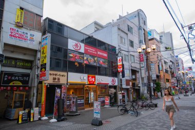 Dotonbori Caddesi 'ndeki modern ticari mağazalar ve restoranlar Namba Bölgesi, Chuo Bölgesi, Osaka, Japonya. 