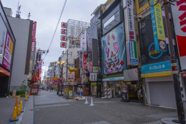 Dotonbori Caddesi 'ndeki modern ticari mağazalar ve restoranlar Namba Bölgesi, Chuo Bölgesi, Osaka, Japonya. 
