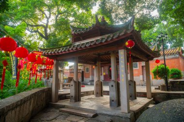 Fashi Zhenwu Tapınağı Pavyonu. Zhenwu Tapınağı, Çin 'in Fujian Eyaleti' nin Quanzhou şehrinde bulunan Taoist bir tapınaktır. Bu tapınak, UNESCO 'nun Dünya Mirası Bölgesi Song Yuan Çin' deki Dünya İmparatorluğu 'dur.. 