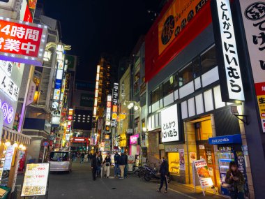 Gece vakti Shinjuku, Tokyo, Japonya 'daki Kabukicho Ichiban Gai Caddesi' nde dükkanlar ve restoranlar.. 