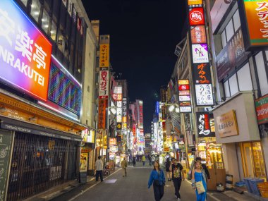 Gece vakti Shinjuku, Tokyo, Japonya 'daki Kabukicho Ichiban Gai Caddesi' nde dükkanlar ve restoranlar.. 