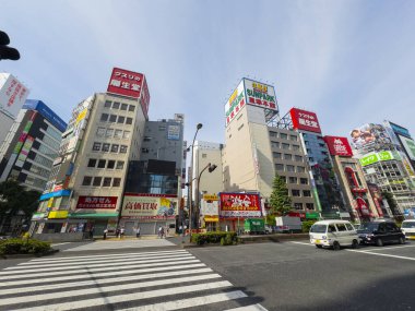 Yasukuni Dori Bulvarı 'ndaki modern ticari bina (Route 302) Kabukicho, Shinjuku Şehri, Tokyo, Japonya' daki Shinkuogado E 'de.. 