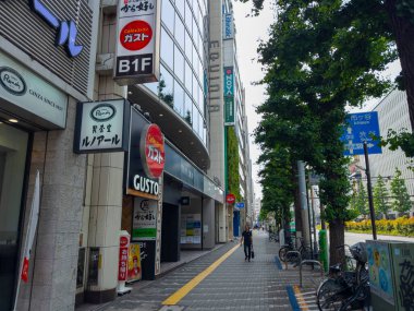 Yasukuni Dori Bulvarı 'ndaki modern ticari bina (Route 302) Kabukicho, Shinjuku Şehri, Tokyo, Japonya' daki Shinkuogado E 'de.. 