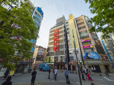 Kabukicho Shinjuku Toho Binası. Shinjuku Şehri yakınlarındaki Merkez Yol, Tokyo, Japonya.. 