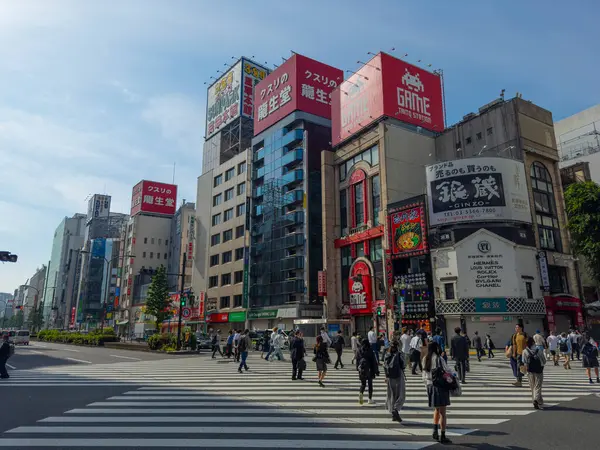 Yasukuni Dori Bulvarı 'ndaki modern ticari bina (Route 302) Kabukicho, Shinjuku Şehri, Tokyo, Japonya' daki Shinkuogado E 'de.. 