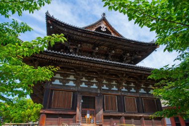 To-Ji Tapınağındaki Kondo Ana Salonu. Ji Tapınağı, Japonya 'nın tarihi Kyoto şehrinde bulunan bir Budist tapınağıdır. Bu tapınak, UNESCO 'nun Dünya Mirası Alanı Antik Kyoto Tarihi Anıtlarına ait..