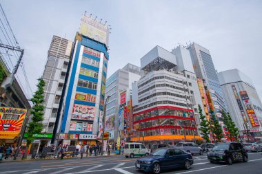 Japonya 'nın Chiyoda bölgesindeki Chuo-dori Bulvarı' ndaki Akihabara Elektrik Kasabası.. 