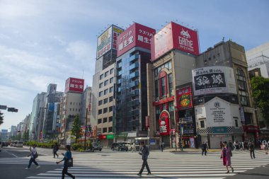 Yasukuni Dori Bulvarı 'ndaki modern ticari bina (Route 302) Kabukicho, Shinjuku Şehri, Tokyo, Japonya' daki Shinkuogado E 'de.. 