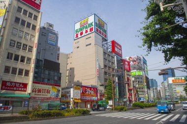 Yasukuni Dori Bulvarı 'ndaki modern ticari bina (Route 302) Kabukicho, Shinjuku Şehri, Tokyo, Japonya' daki Shinkuogado E 'de.. 